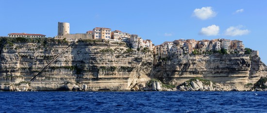 Les falaises de Bonifacio avec l'escalier du roi d'Aragon (Haute-Corse, France)