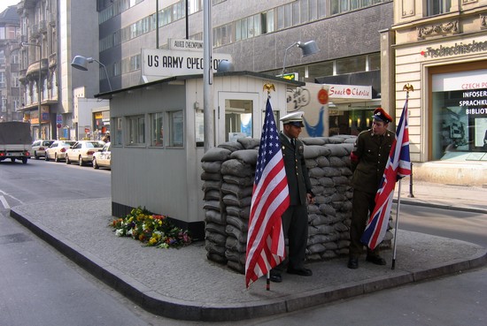 Visiter le Checkpoint Charlie checkpoint-charlie