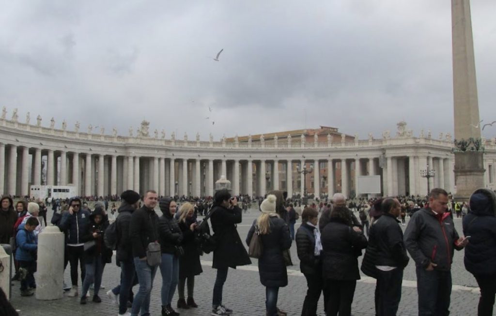 file-attente-basilique-saint-pierre