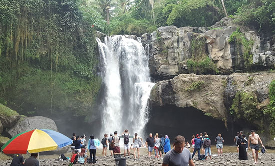 baignade-Tegenungan-cascade-Bali