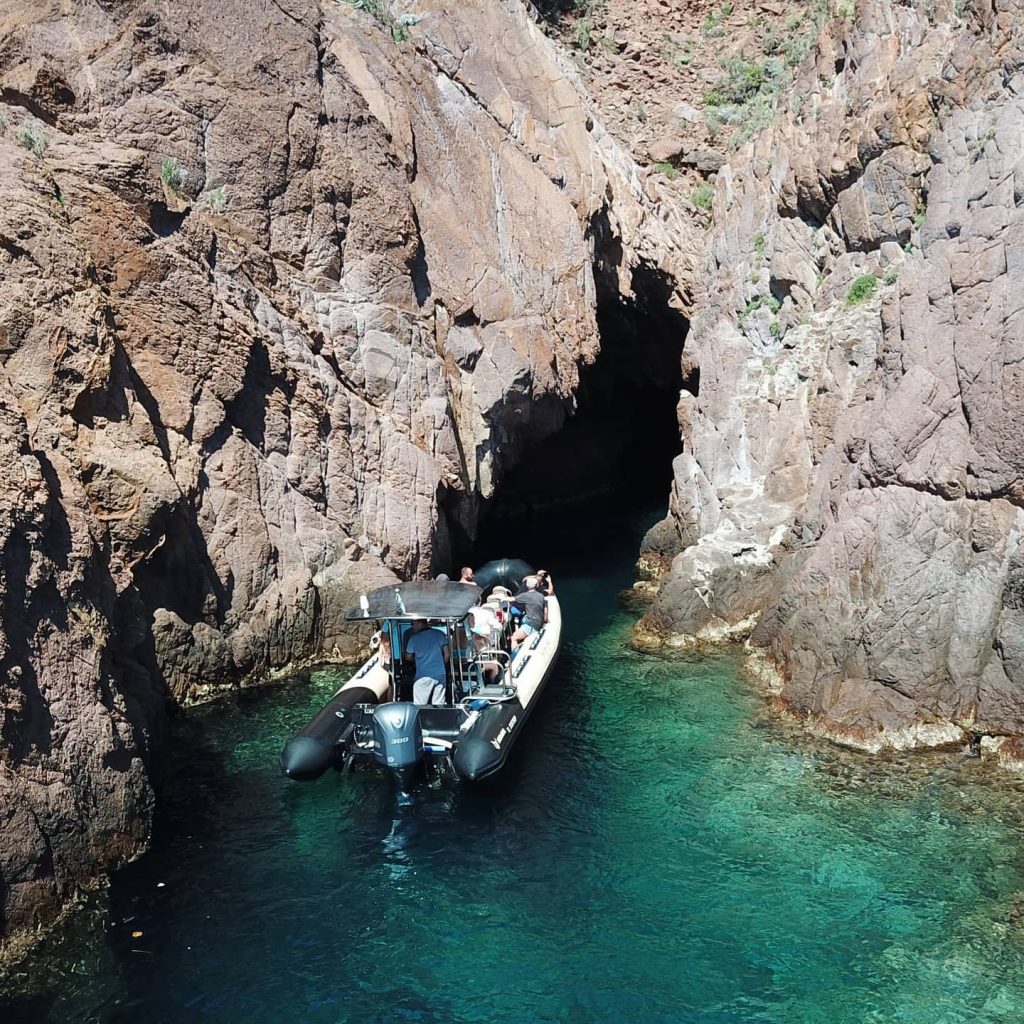 decouvrir-calanque-esterel-bateau-saint-raphael