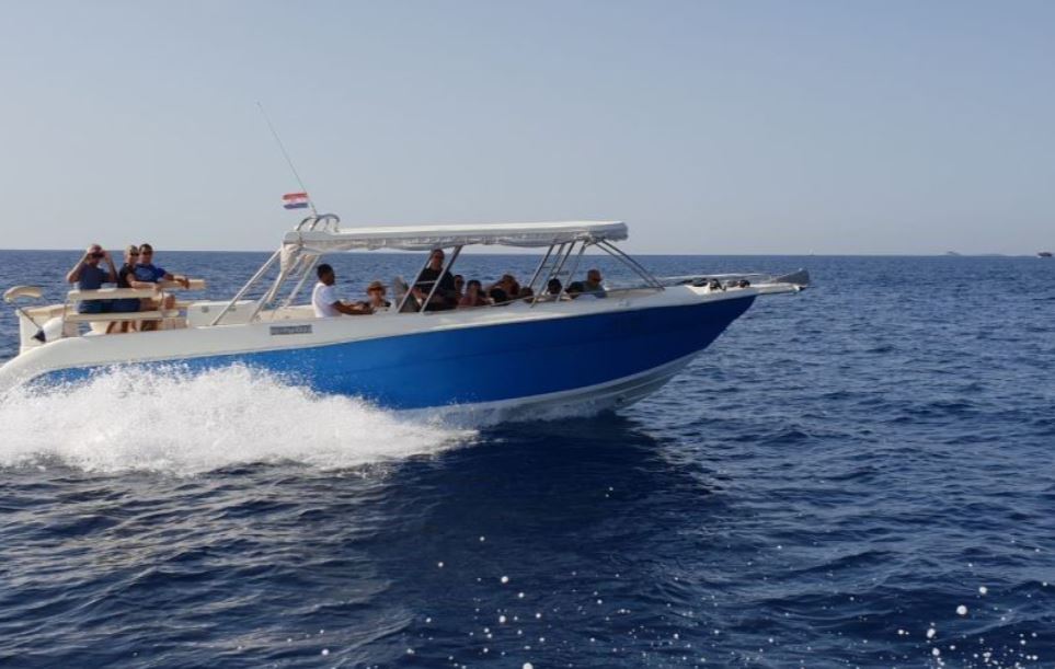 bateau-grotte-bleue-depuis-split-petit-bateau