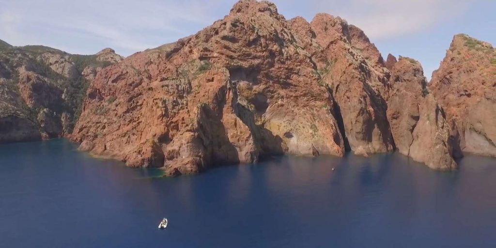 excursion-bateau-depuis-calvi-paysage-rocheux