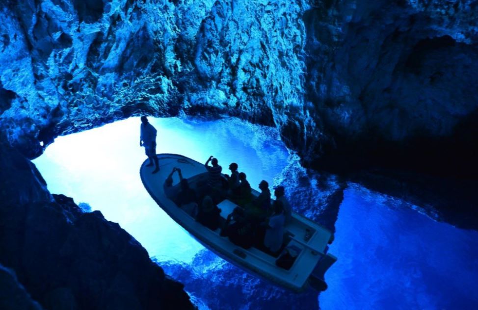 grotte-bleue-depuis-split-bateau