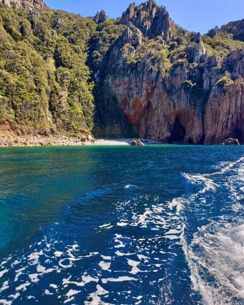 girolata-et-scandola-en-bateau-depuis-porto-ota