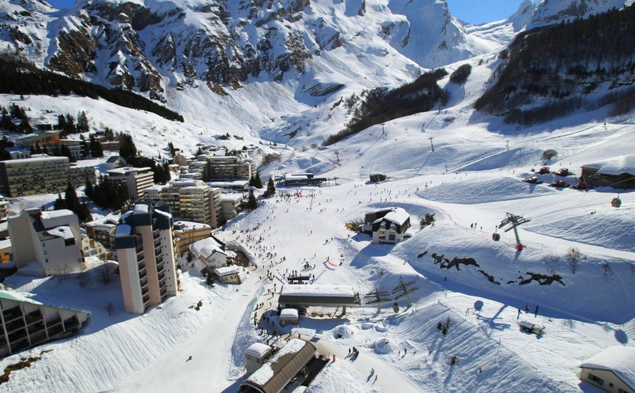 station-ski-gourette-hotel-pied-des-remontees-mecanique
