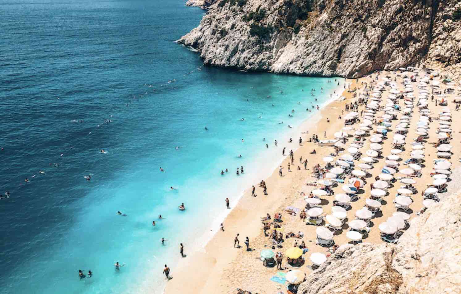 plage-turquoise-incontournables-a-visiter-a-antalya