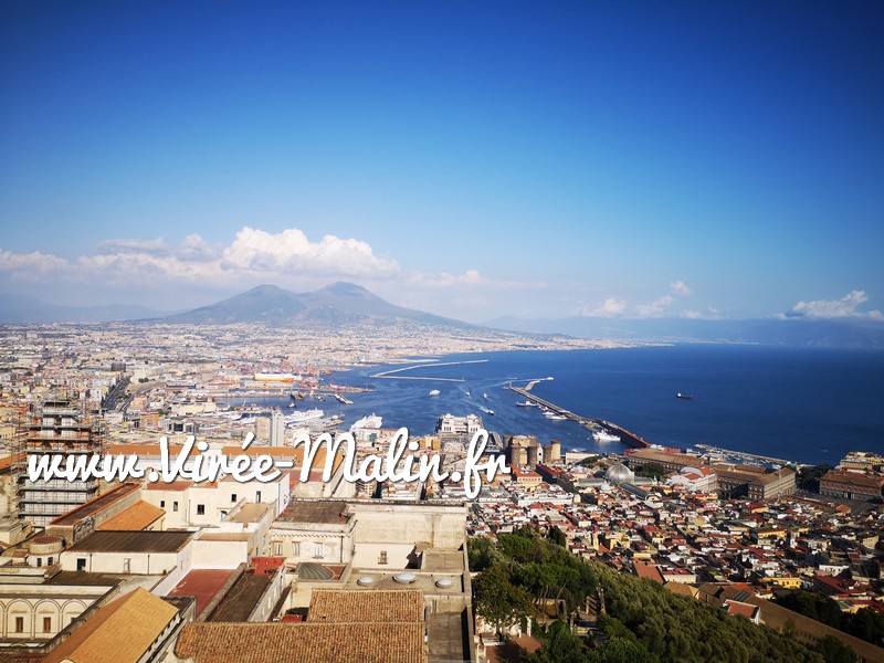 plus-belle-vue-sur-Naples-et-Vesuve-depuis-Naples-Chateau-Sant-Elmo