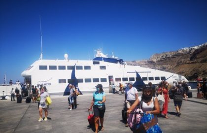 rejoindre-Santorin-en-ferry-ou-avion